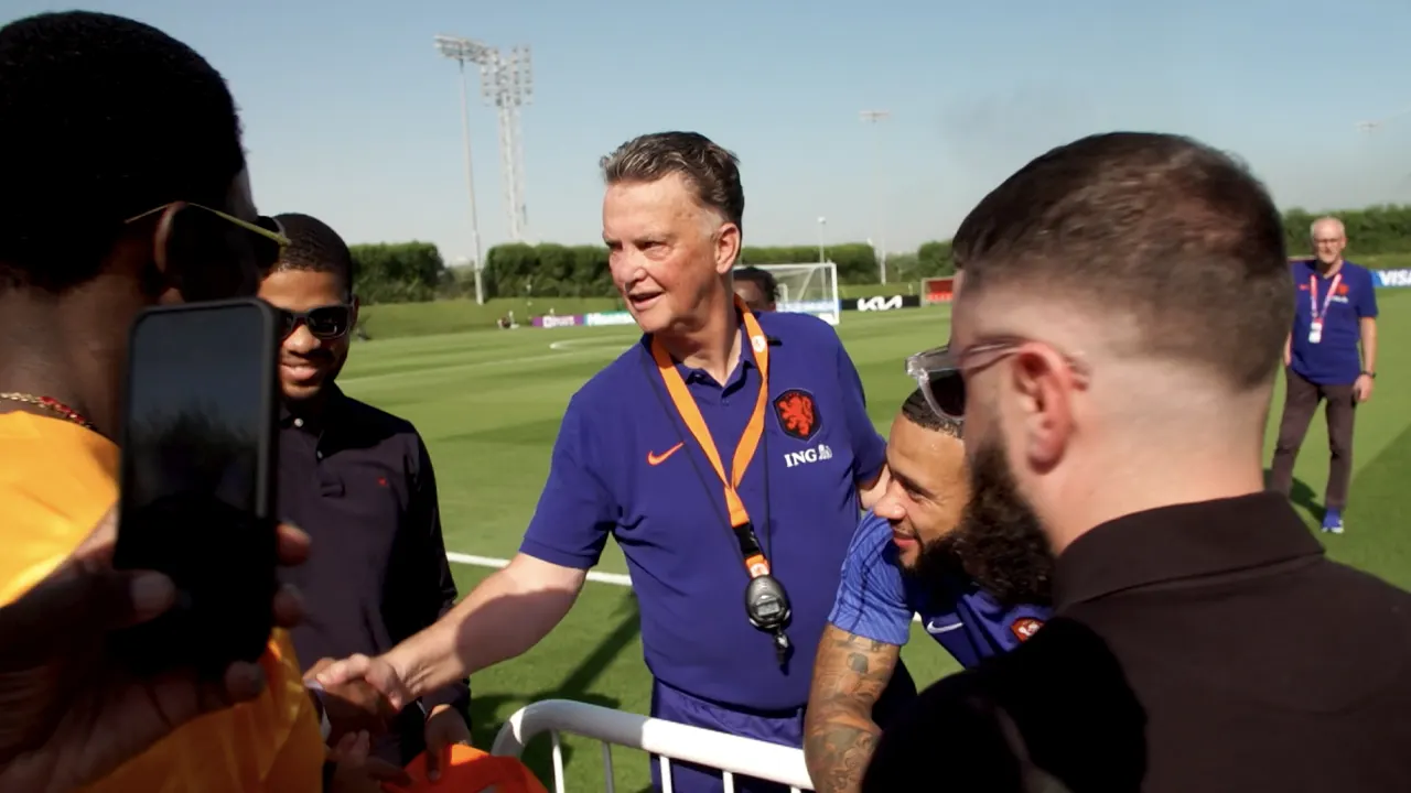 Van Gaal stelt zich voor aan vrienden van Memphis: 'Hello, Louis van Gaal'