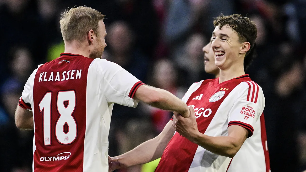 Ajax wint van FC Volendam en staat voor het eerst dit seizoen boven Feyenoord