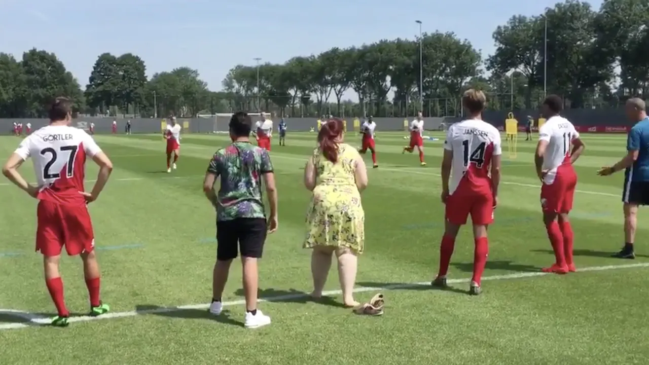Van den Brom laat fans meesprinten tijdens training Utrecht
