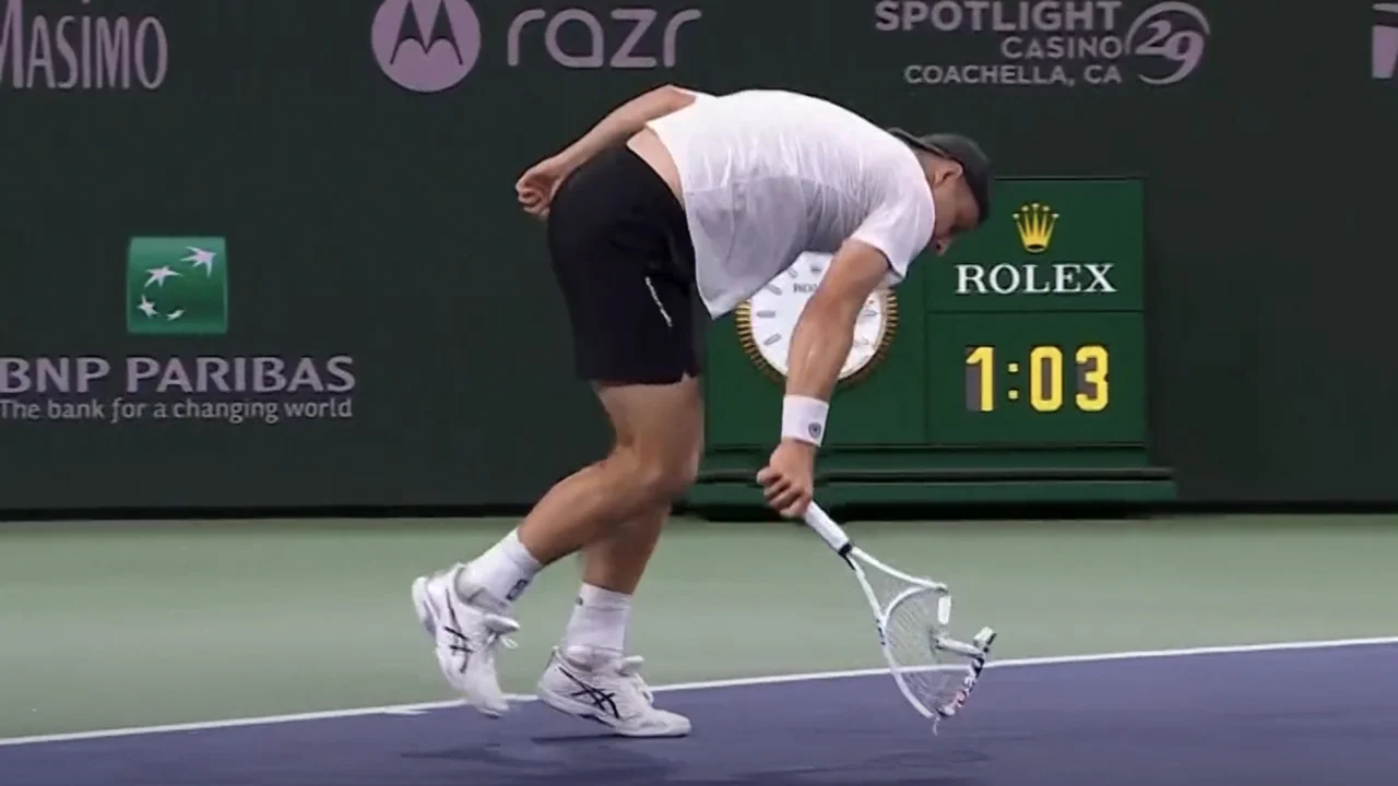 Video: Griekspoor slaat racket volledig aan flarden tijdens nederlaag op Indian Wells