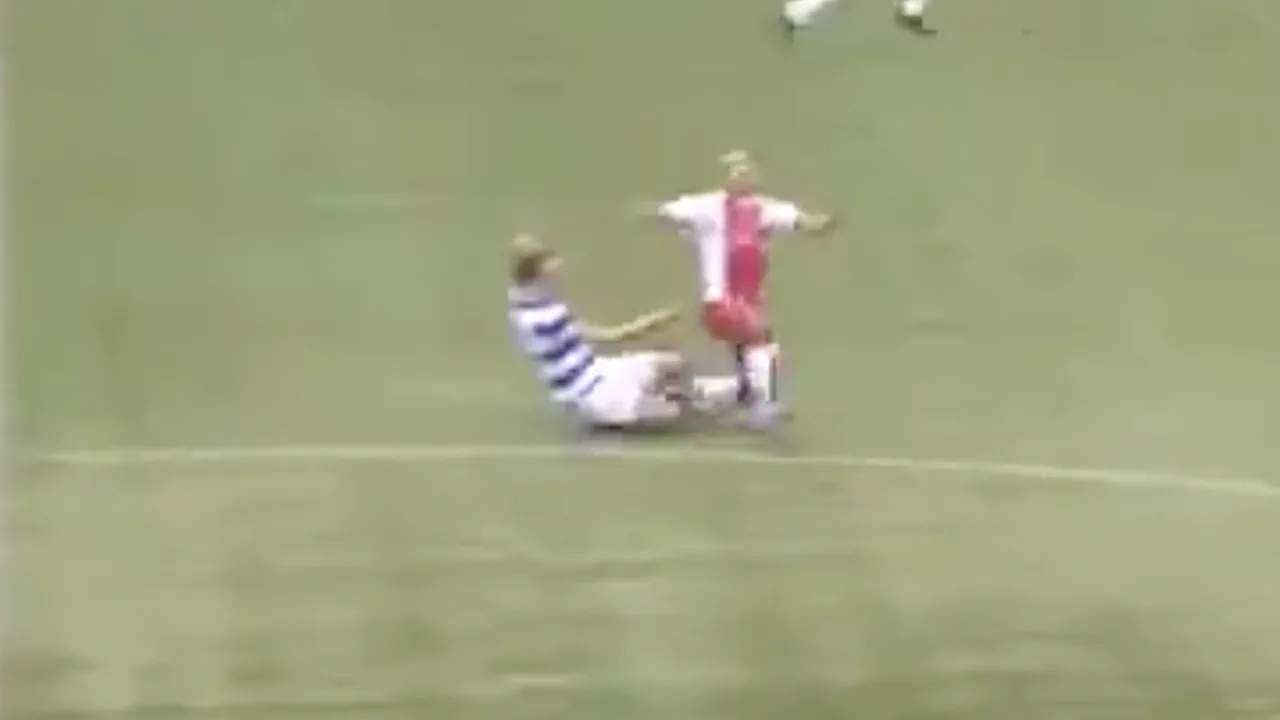 Belachelijke tackle van achteren bij IJsselmeervogels-Spakenburg