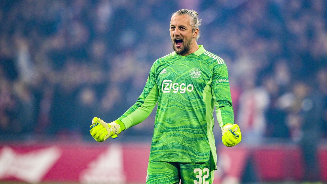 Ajax en Pasveer (40) in gesprek over nieuw contract