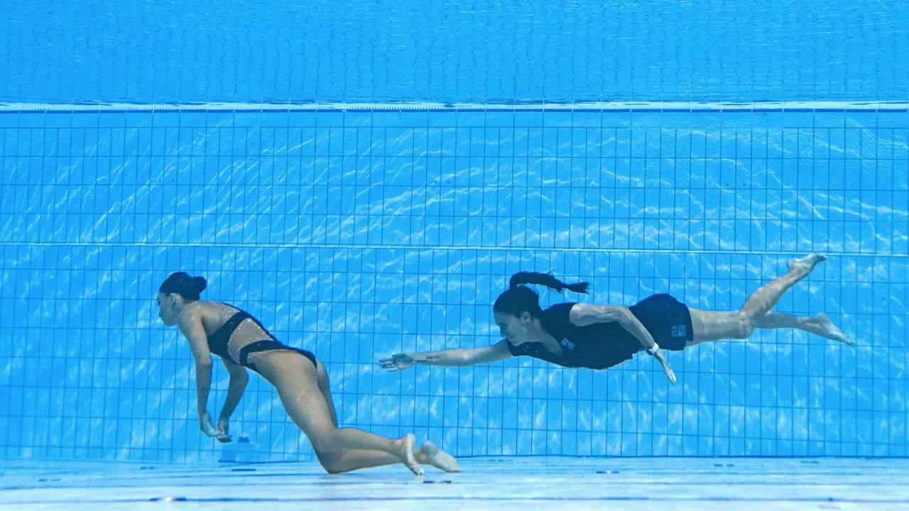 Coach redt synchroonzwemster die bewustzijn verliest tijdens WK-oefening