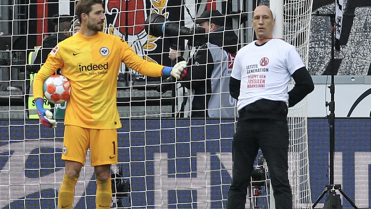 Opmerkelijke beelden uit Bundesliga: activisten binden zich vast aan doelpalen