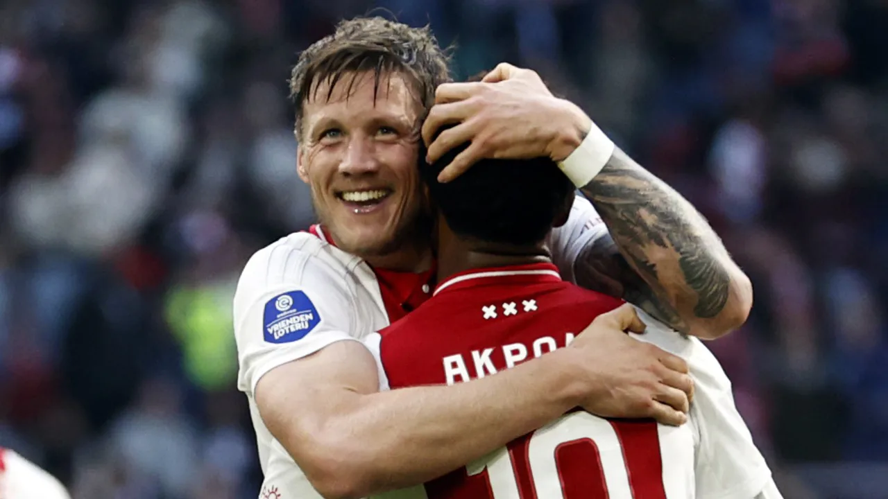 'Jubileumshirt Ajax eert zowel club als stad: geen Ajax-logo, maar wapen Amsterdam op de borst'