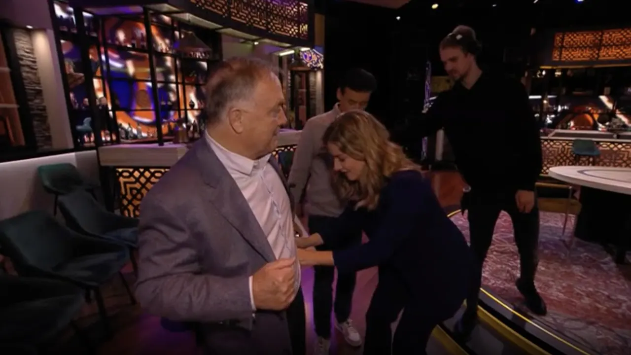 Merel helpt Dick Advocaat met microfoontje: 'Niet de broek van Dick naar beneden trekken!'