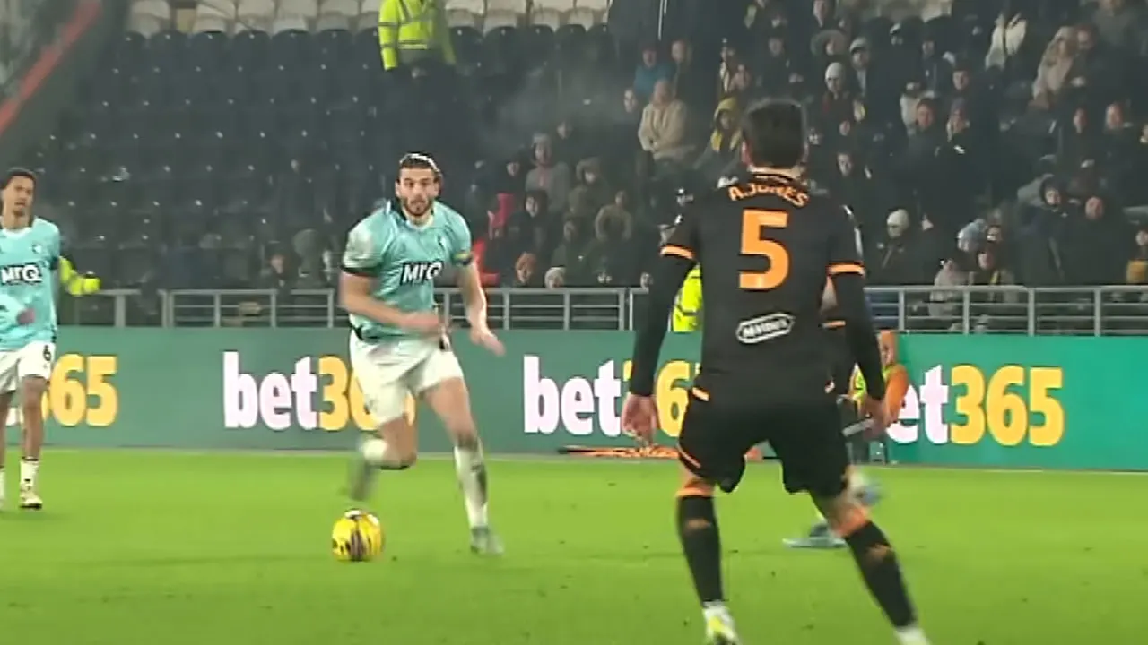 Video: Wesley Hoedt scoort fenomenale goal van 40 meter 
