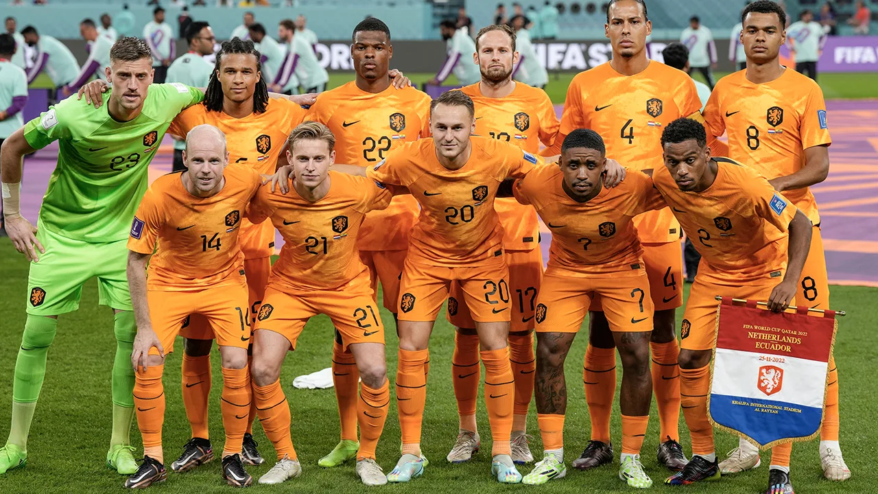 Veiling Oranjeshirts levert 380.000 euro op voor arbeidsmigranten