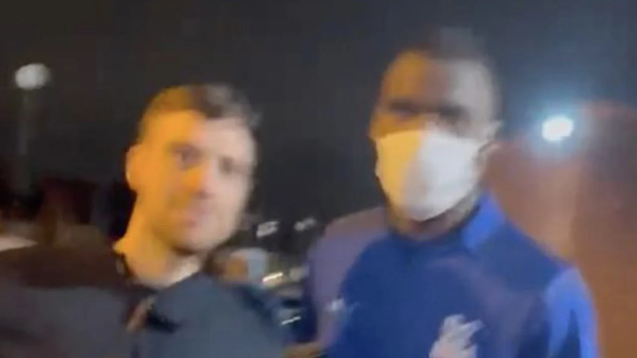 Crystal Palace-fan gaat viral in Engeland met dildo en Benteke