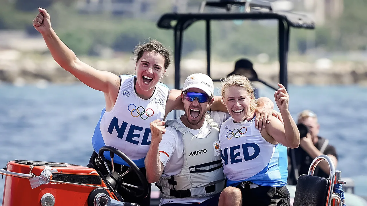 Zeilsters Van Aanholt en Duetz veroveren olympisch goud na chaotische finish medalrace