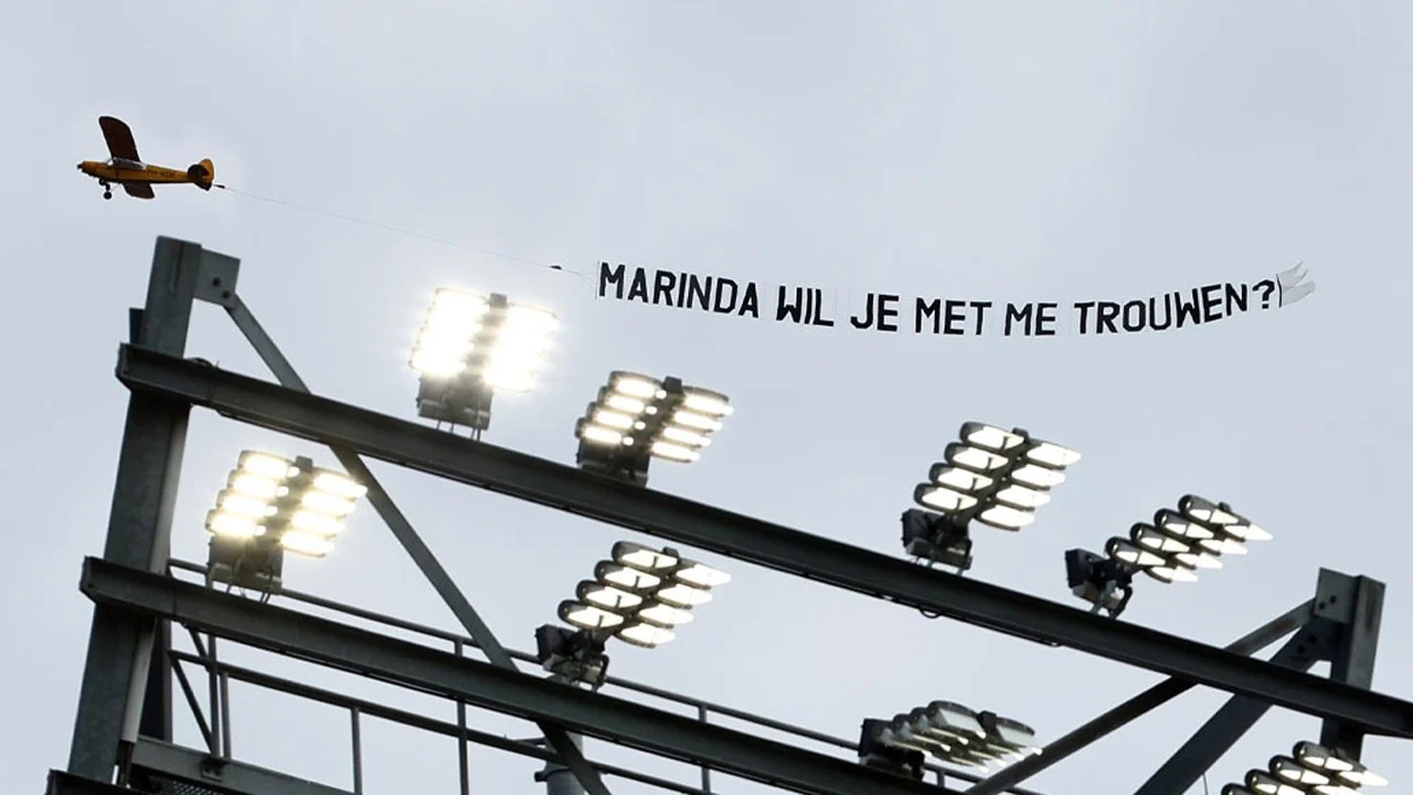 Video: Bijzonder huwelijksaanzoek tijdens PEC Zwolle - Feyenoord