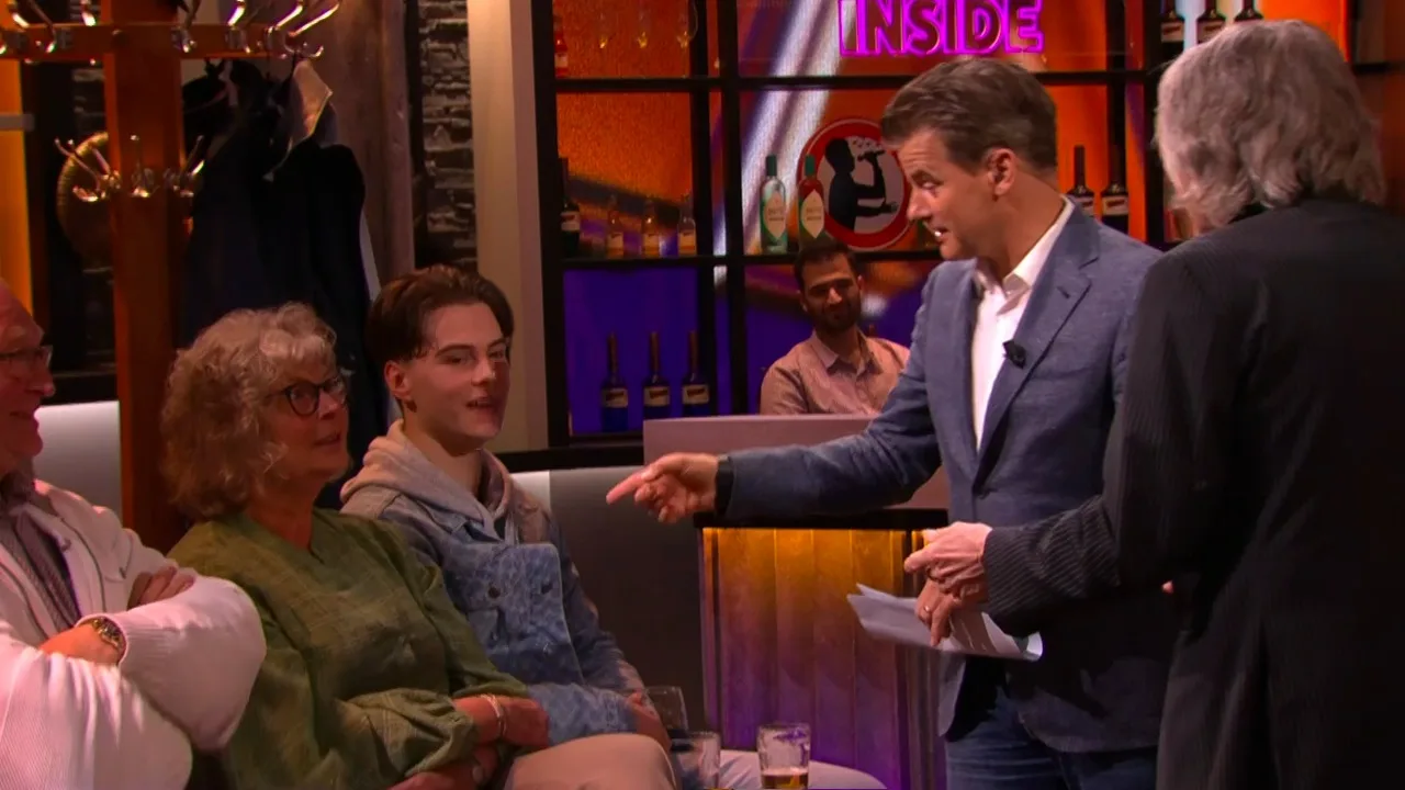 Vrouw in het publiek vindt Johan en Wilfred niet leuk: 'Bewaking!'
