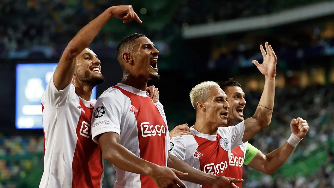 ‘FC Barcelona afgewezen: Ajax sluit winterse transfer Mazraoui uit’