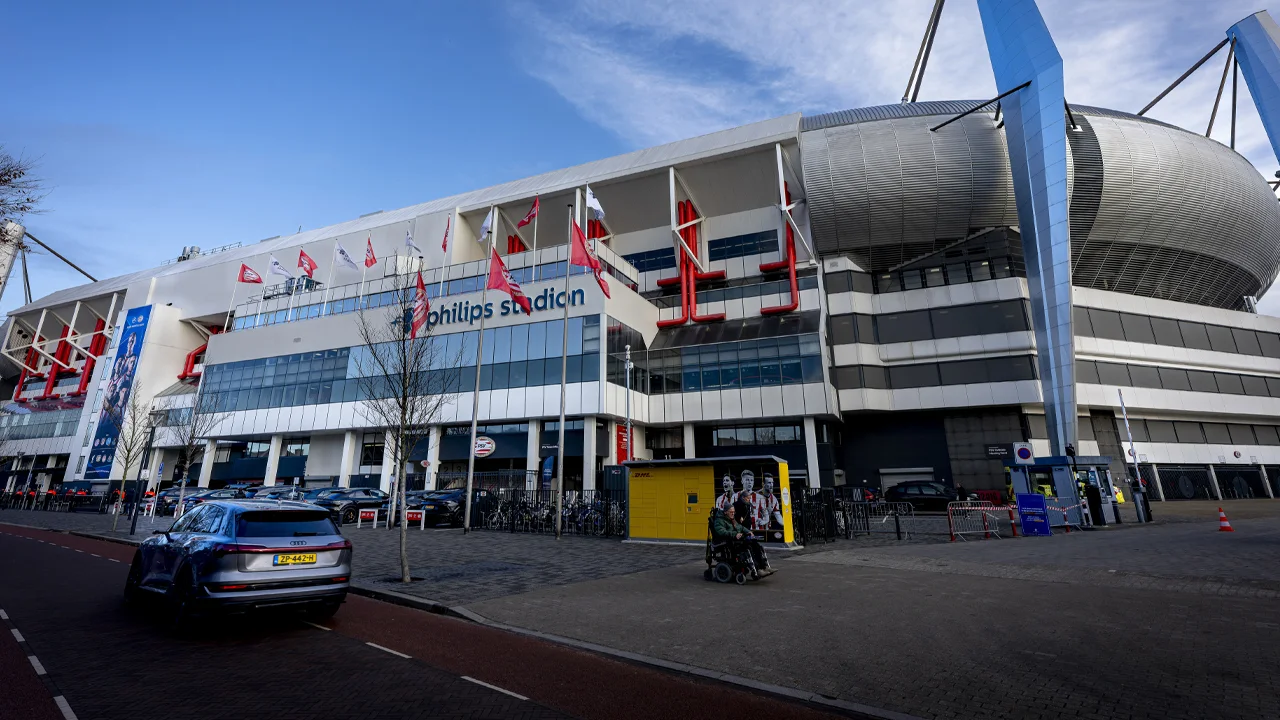 Blunder of bewuste fout? 'PVS' wenst iedereen een sportief 2026 op spandoek op Philips Stadion