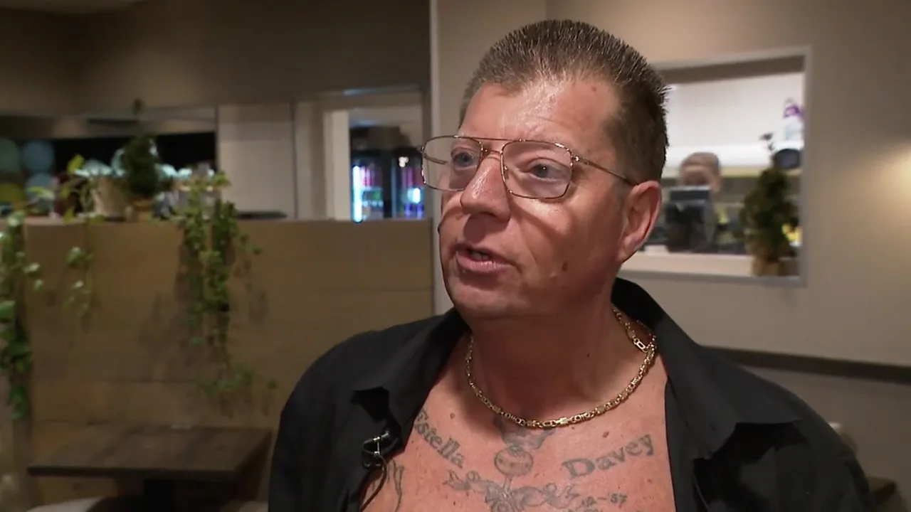 Man laat logo van favoriete snackbar op rug tatoeëren