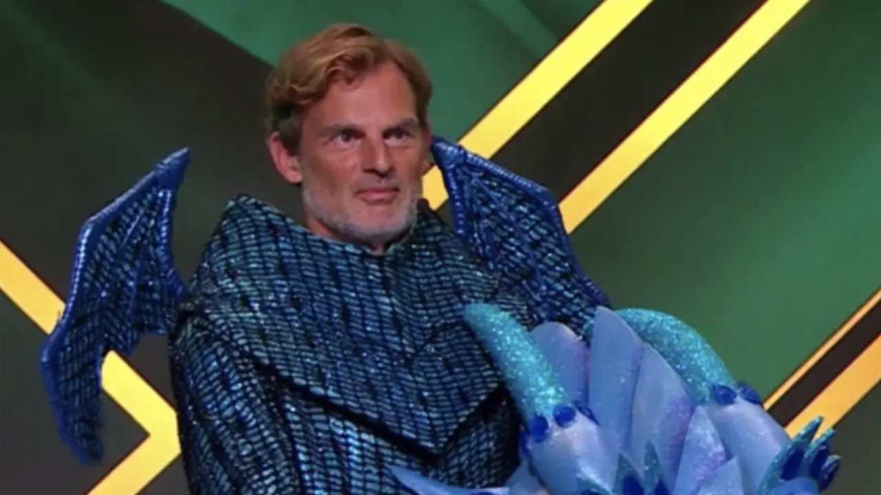 Video: Ronald de Boer ontmaskerd als draak in 'The Masked Singer'