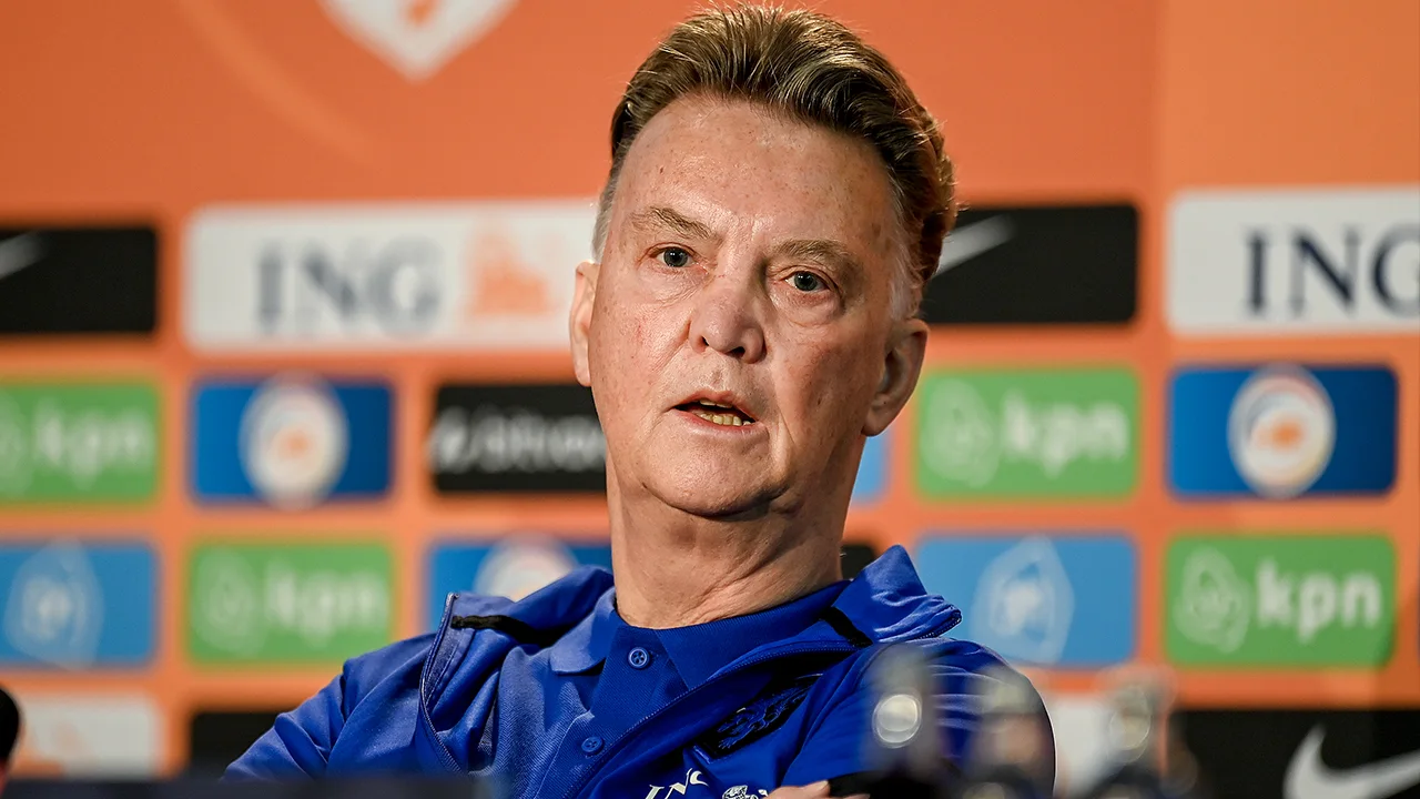 'Het wordt tijd dat iemand tegen Van Gaal zegt dat hij weer normaal moet doen'