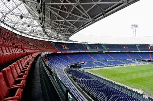 Tribunevak in De Kuip blijft voor straf leeg