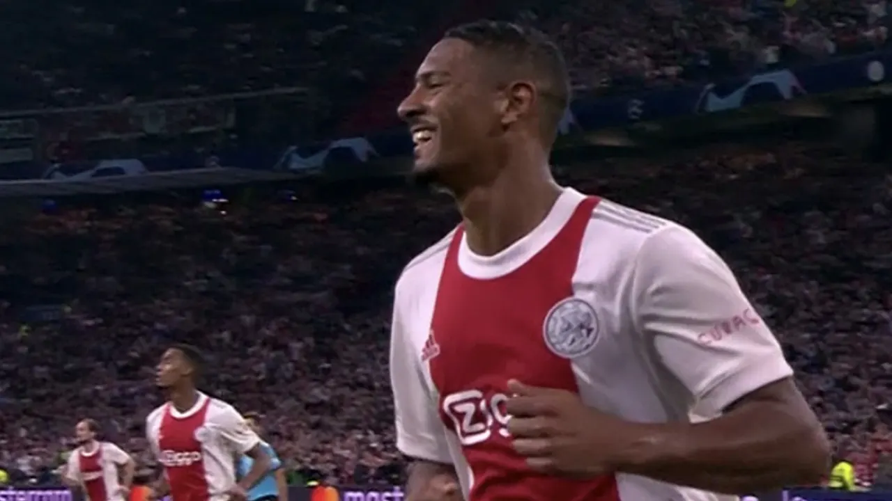 VIDEOGOAL: Haller scoort op aangeven Berghuis wéér in Champions League