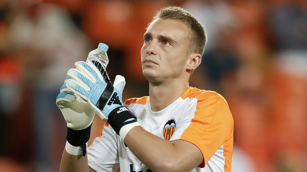 Cillessen pakt penalty en Valencia zegeviert