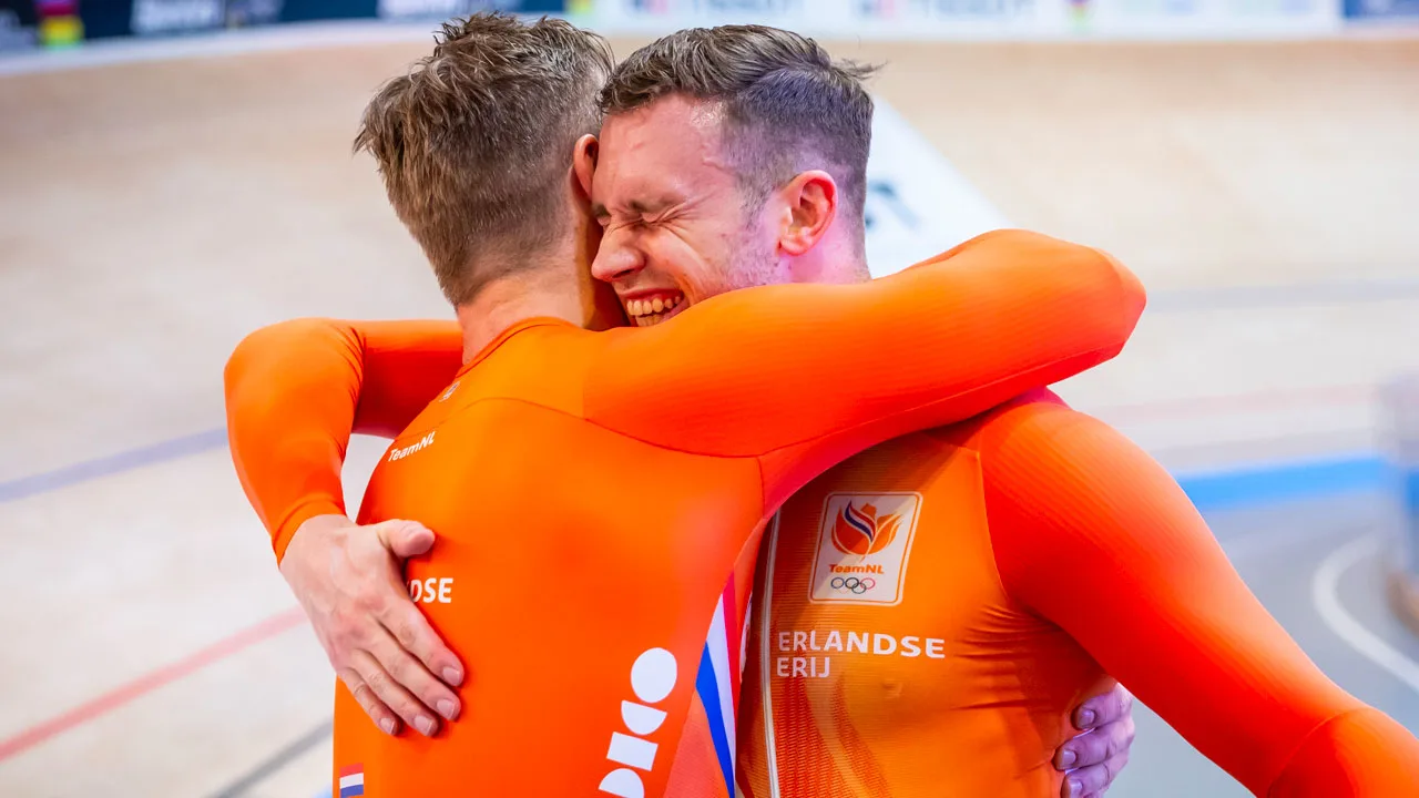 Lavreysen pakt wereldtitel op sprint en completeert hattrick op WK baanwielrennen