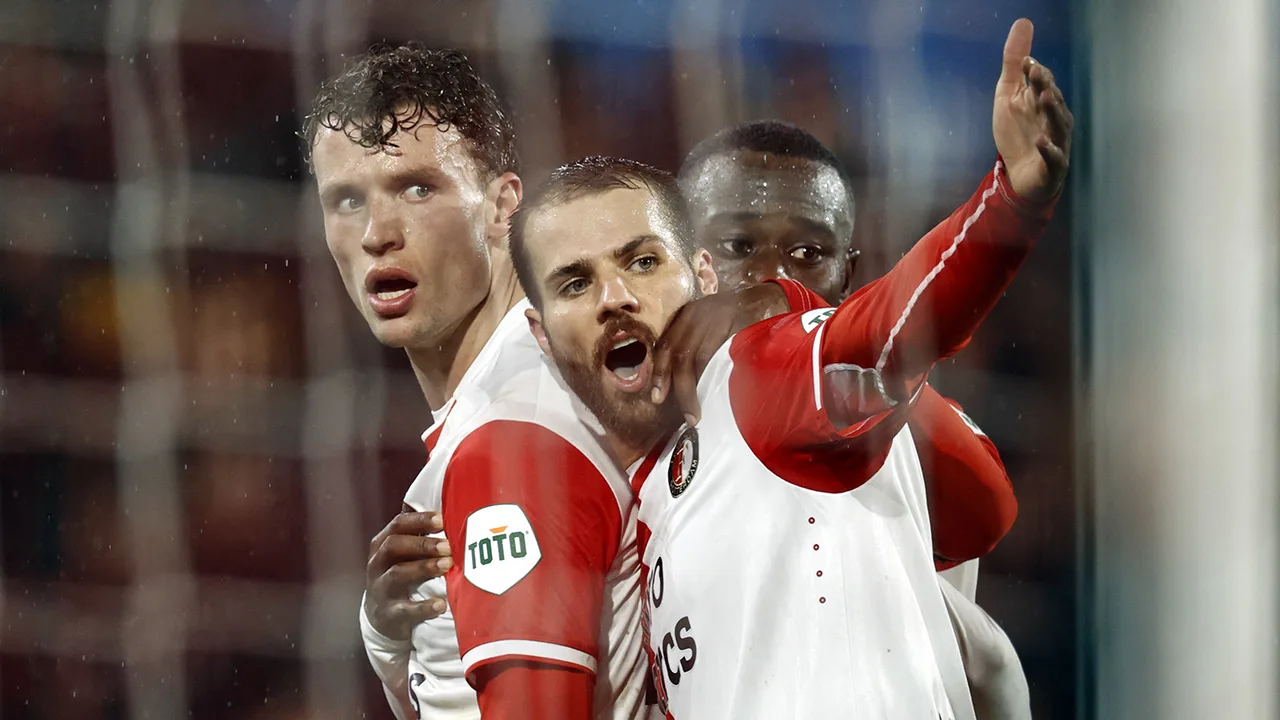 Wieffer kopt Feyenoord in slotfase langs tiental van RKC Waalwijk