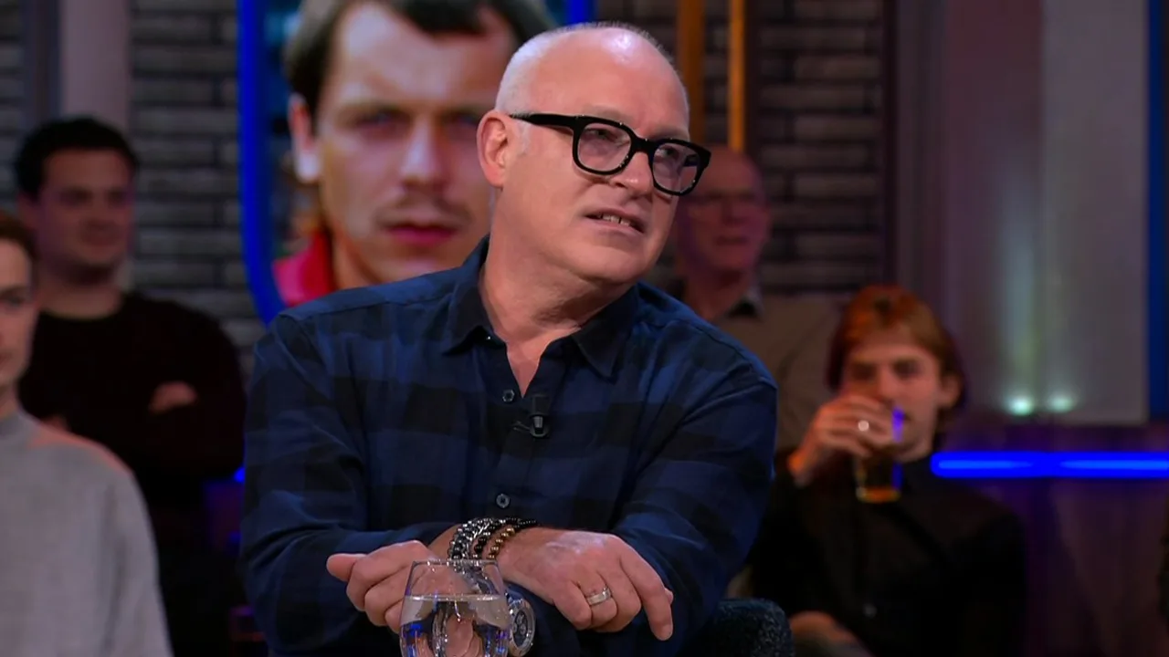 René sneert naar voetbalanalist: 'Wat een griezel vind ik dat'