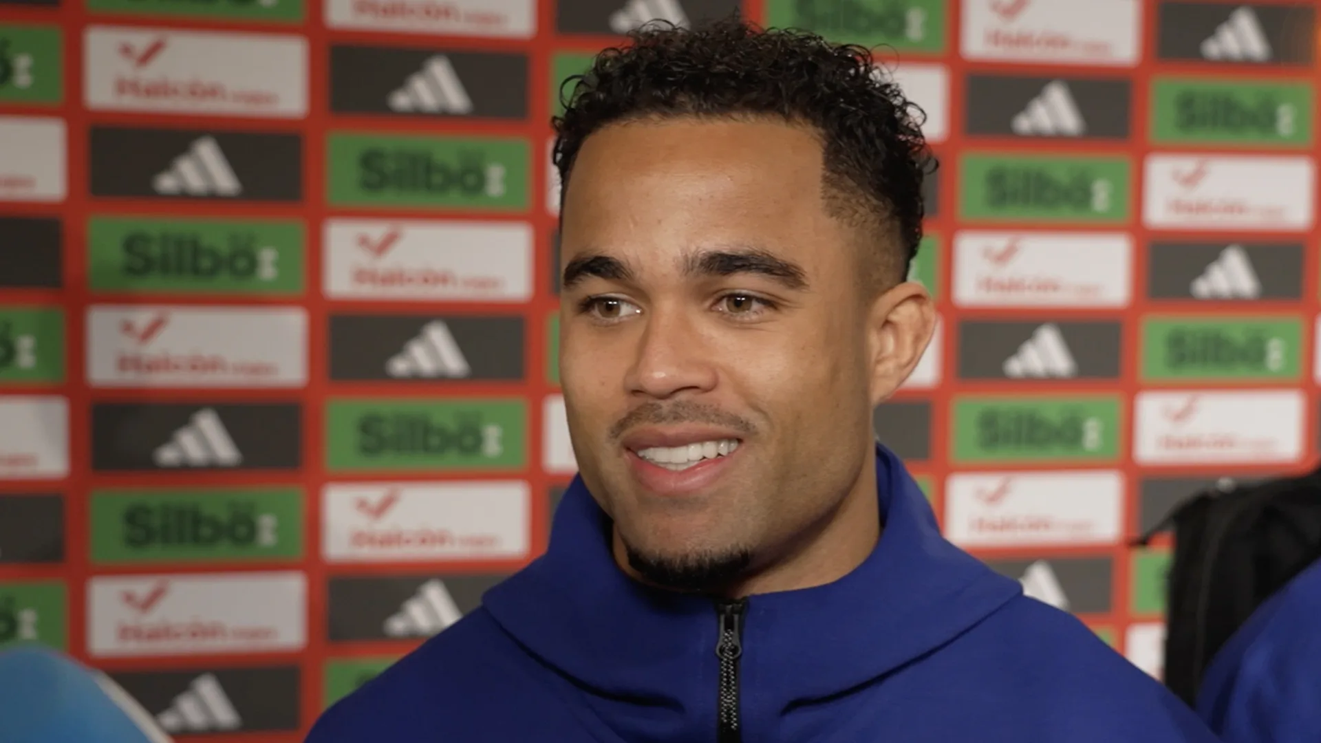 Justin Kluivert verrast door applaus van thuispubliek: 'Héél prachtig!'