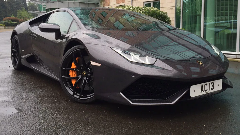 West Ham-spits laat Lamborghini van 200k achter op parkeerplaats 
