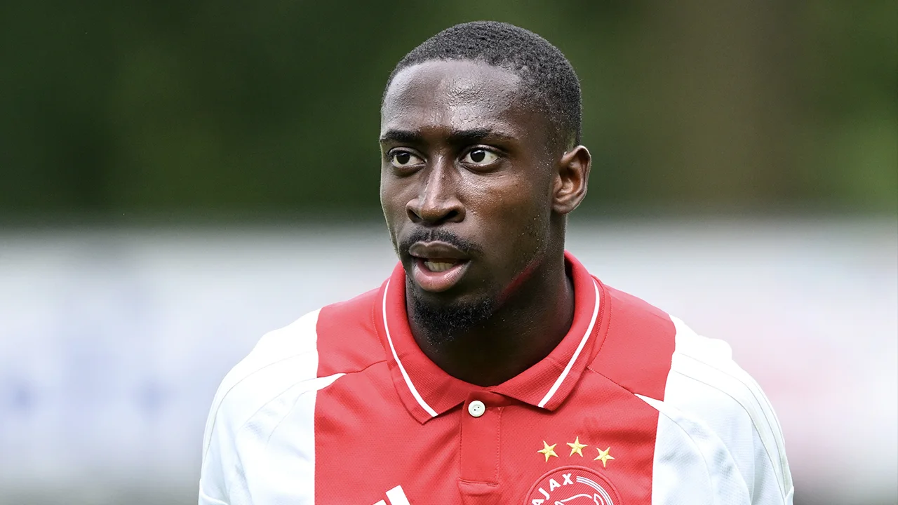 'Explosiegevaar is terug bij Ajax; Amsterdammers overwegen terugkeer Carlos Forbs'