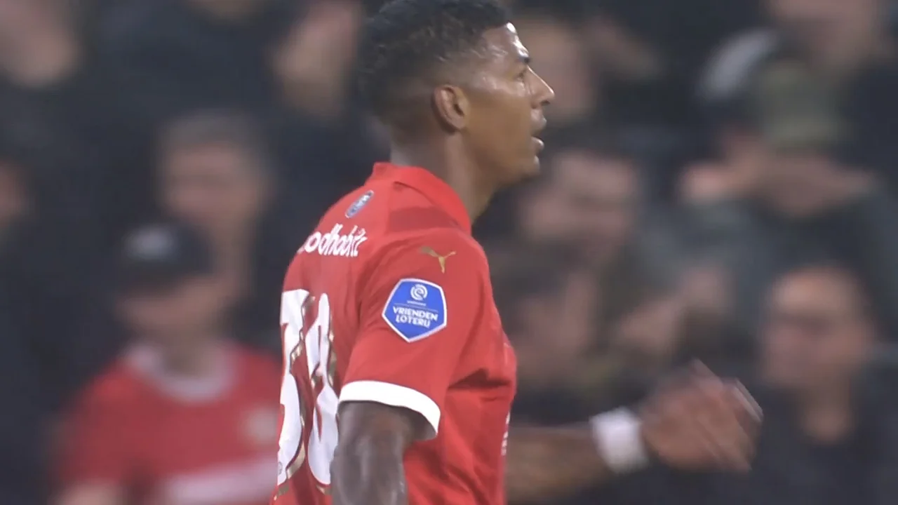 KANS: Schot van Van Aanholt gaat maar net langs het doel van Scherpen