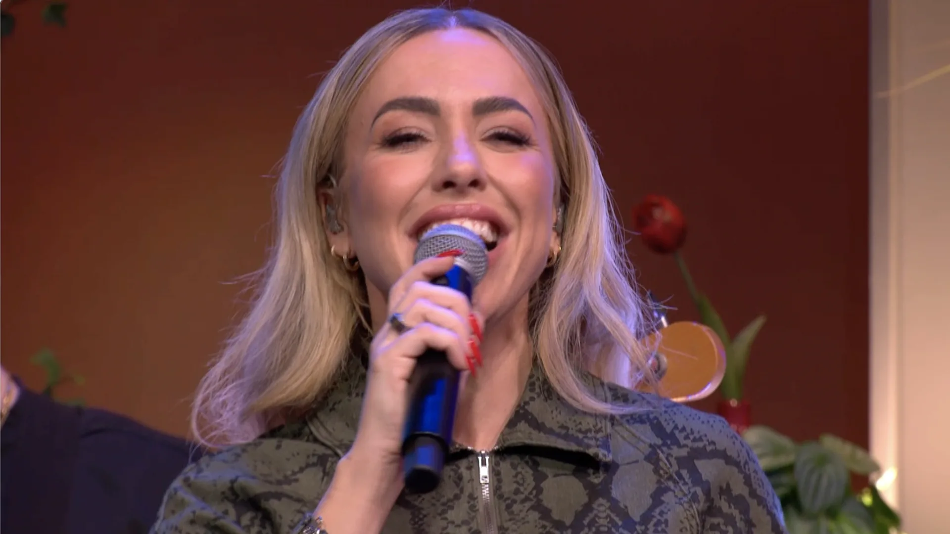 Kimberly Fransens zingt 'Nog Één Laatste Dans' tijdens commercialbreak De Oranjezondag