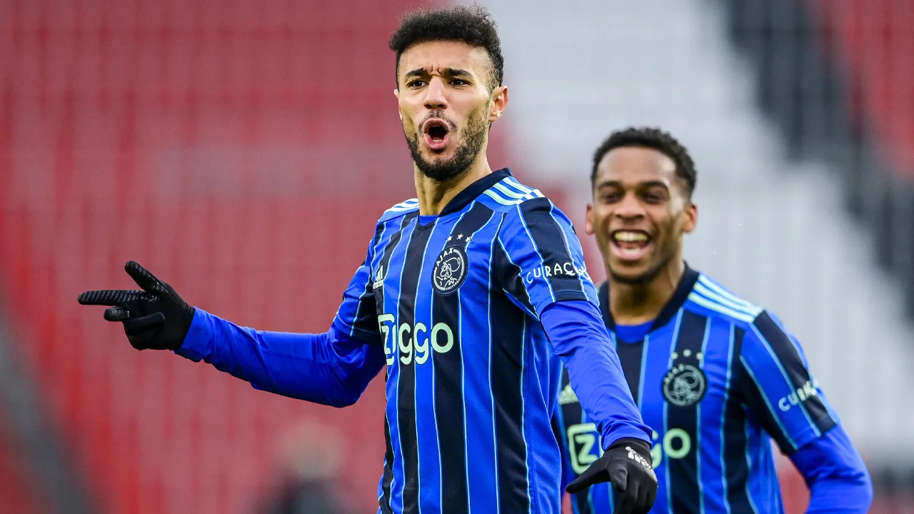 'FC Barcelona biedt transfervrije Mazraoui miljoenencontract aan'