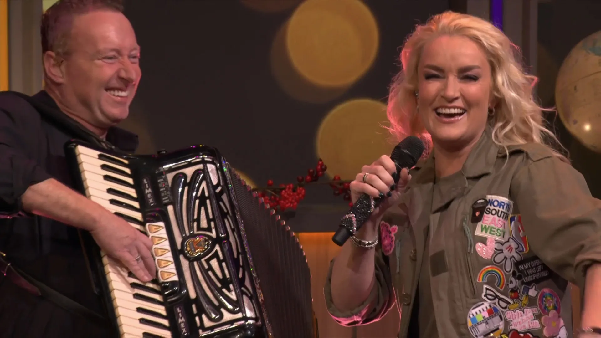 Samantha Steenwijk opent De Oranjezondag swingend met 'Het kan maar zo'