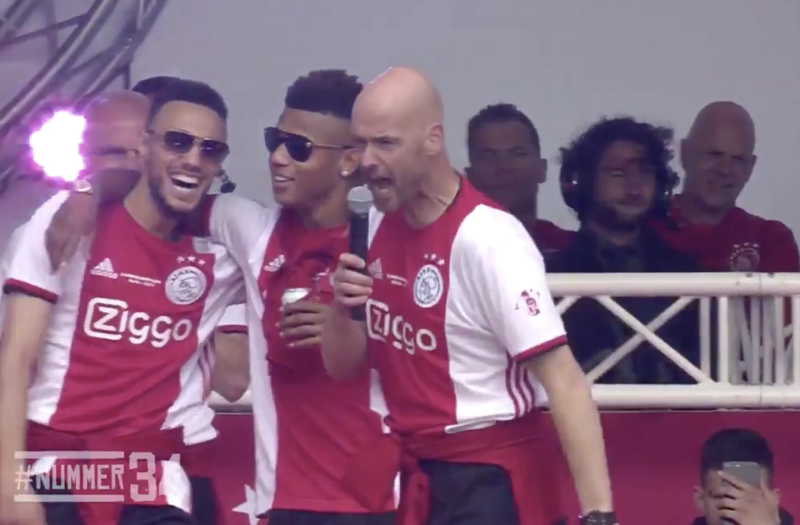 Ten Hag gaat he-le-maal los: 'WIJ ZIJN AJAX!'