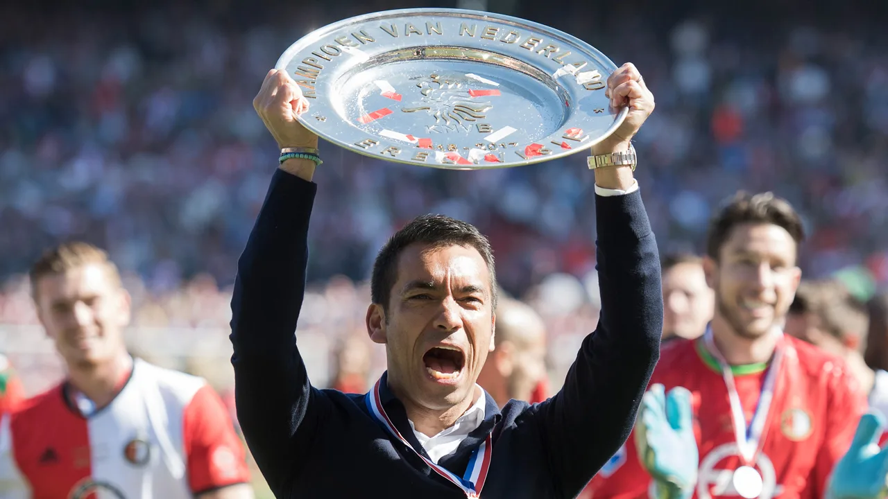 Van Bronckhorst staat weer op het veld: 'Alles is met maskers' 
