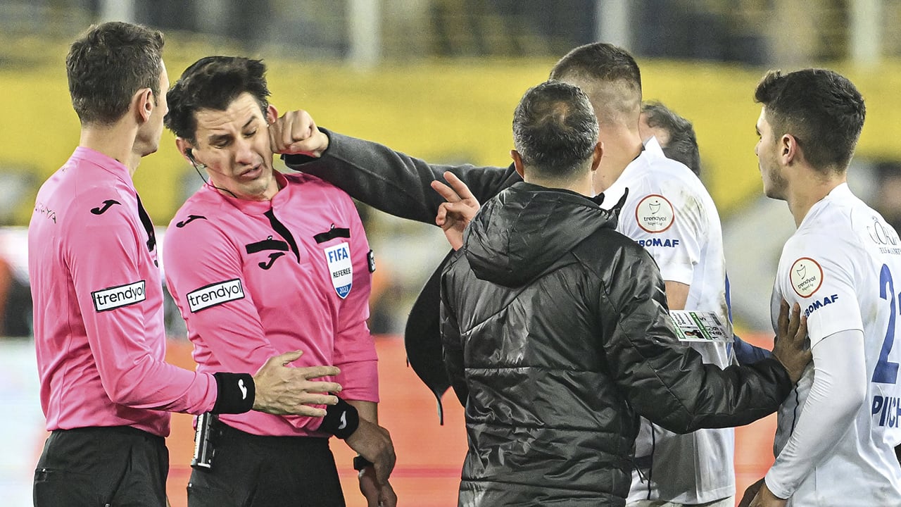 Video: Turkse voetbalcompetitie stilgelegd om neerslaan scheidsrechter