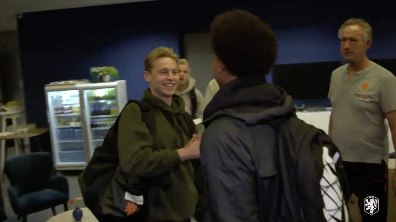 Aankomst Stengs en Boadu bij Oranje: 'Hee nieuwe buurman!'