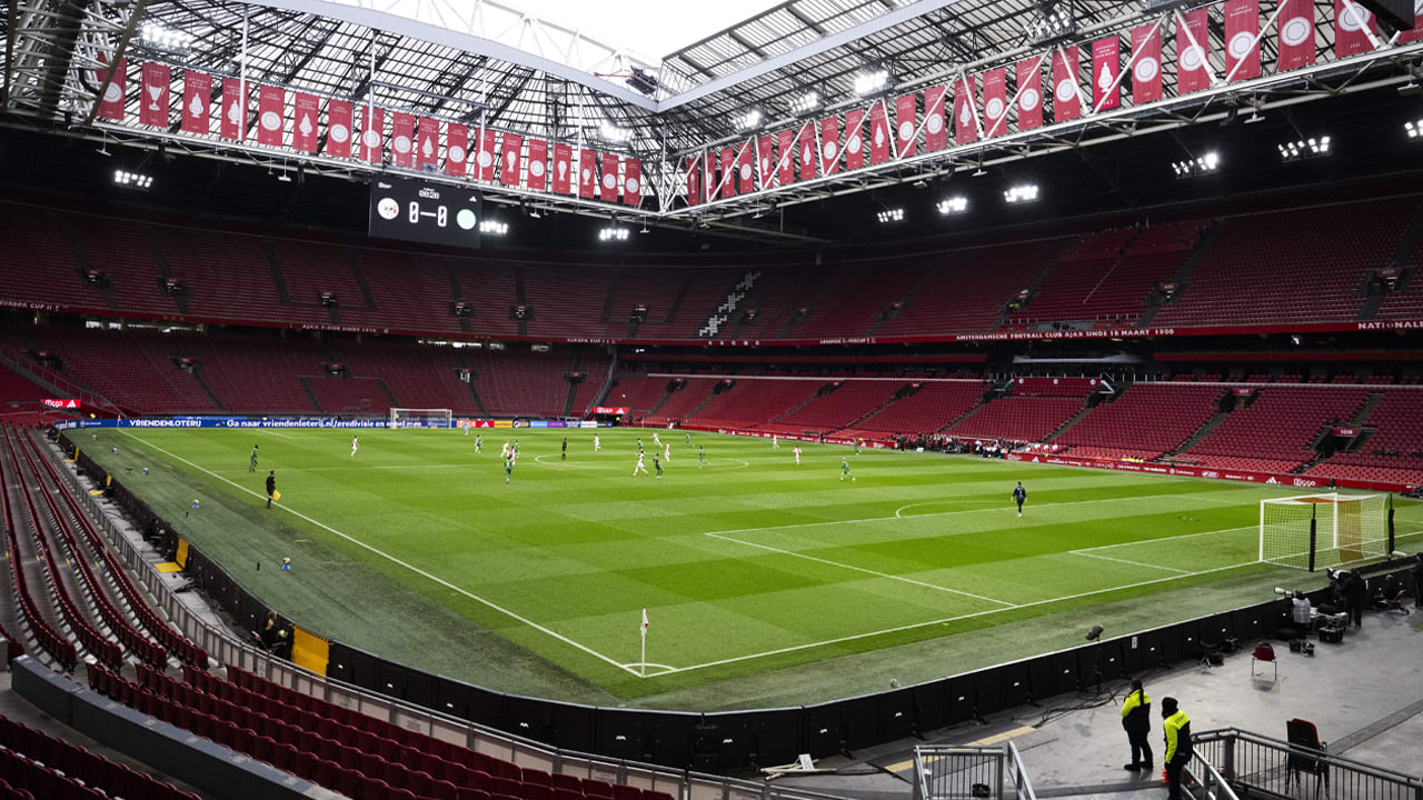 Vuurwerk buiten Johan Cruijff ArenA te horen tijdens Ajax-FC Groningen