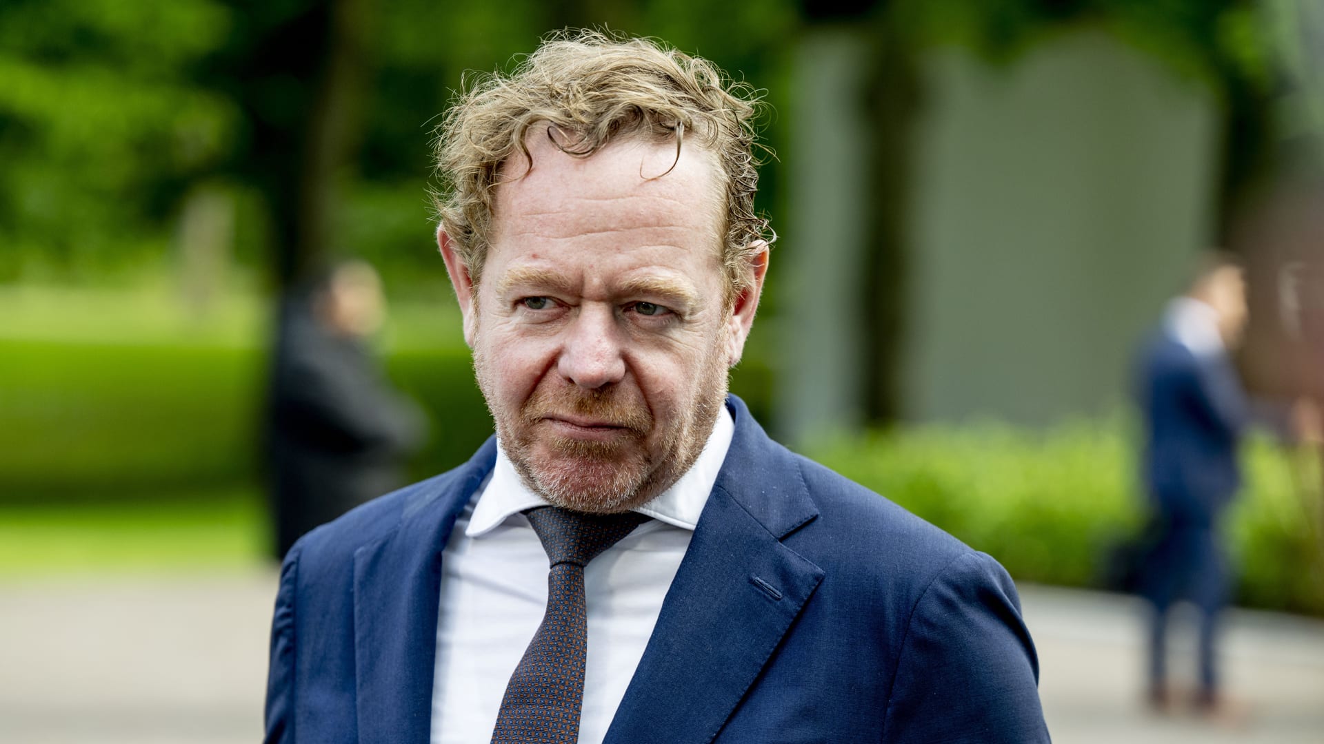 Asielminister Van Weel sluit enkelband voor overlastgevende asielzoekers niet uit