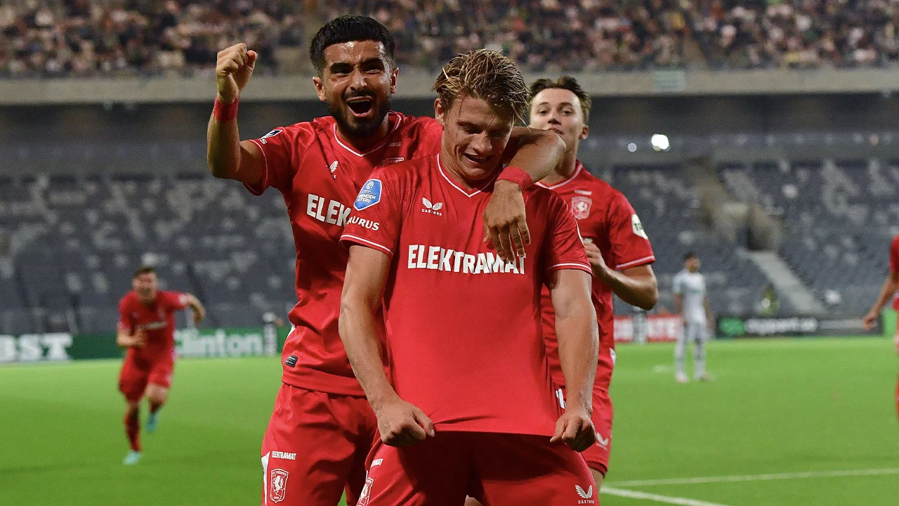 Sem Steijn schiet FC Twente na verlenging naar laatste voorronde Conference League