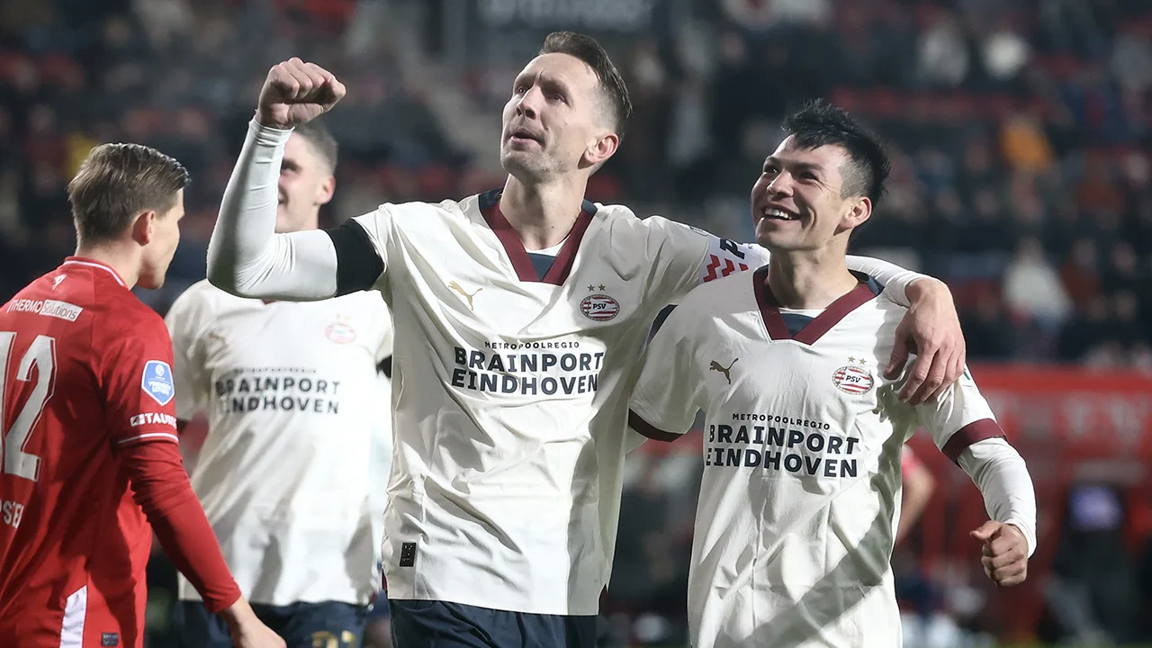 Koploper PSV wint bij FC Twente ook dertiende competitiewedstrijd