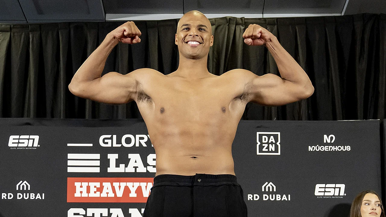 Levi Rigters trapt Jamal Ben Saddik op indrukwekkende wijze knock-out bij zwaargewichttoernooi