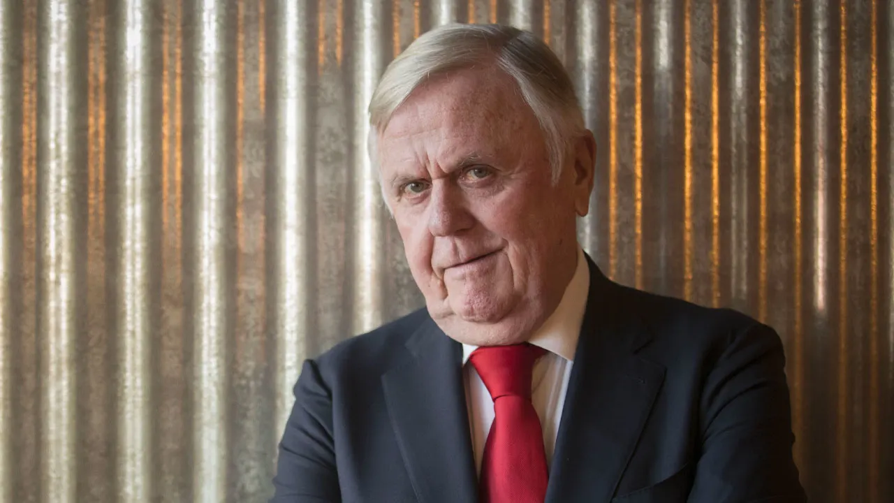 ZIEN: 'Harry Mens verliefd op veertig jaar jongere vrouw' 