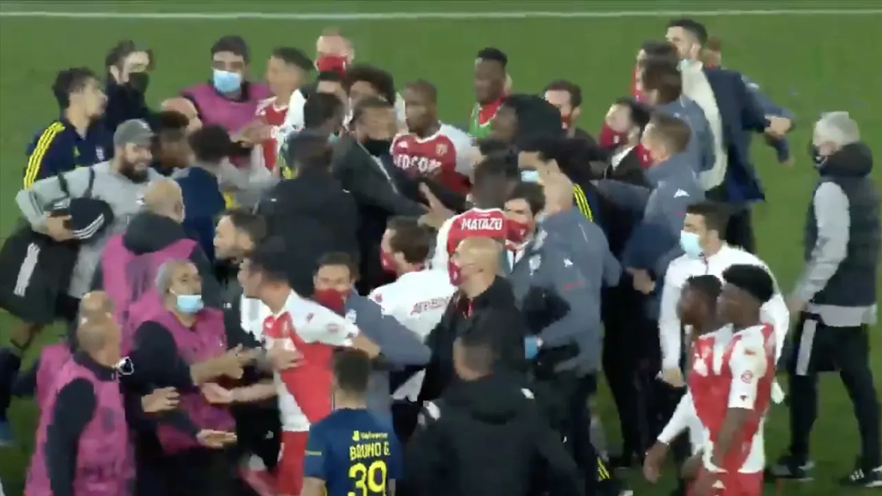 Drie rode kaarten na laatste fluitsignaal van Monaco-Lyon na massaal opstootje