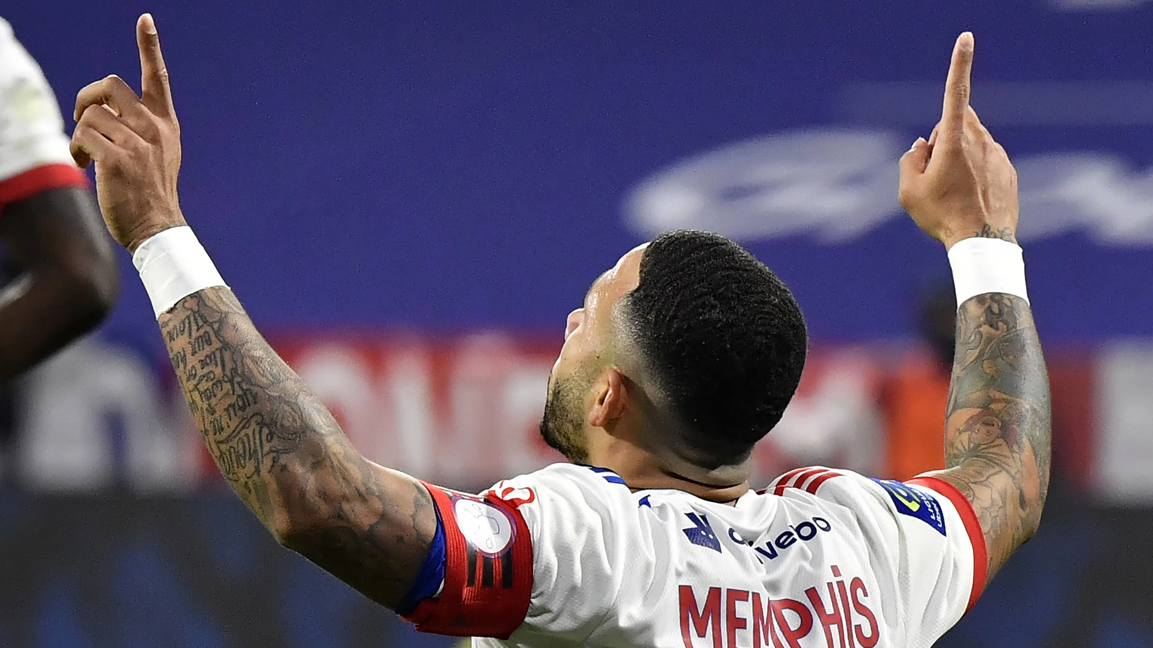 Olympique Lyon blijft in titelrace dankzij trefzekere Memphis