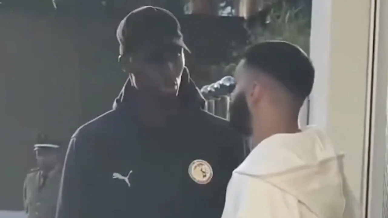 Video: Saibari biedt in spelershotel Senegal excuses aan doelman Mendy aan