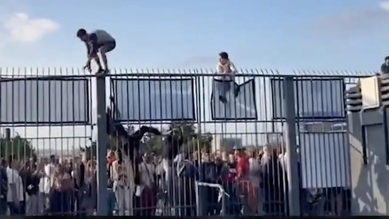 VIDEO: Champions league-finale begint later, fans zonder ticket dringen stadion binnen 