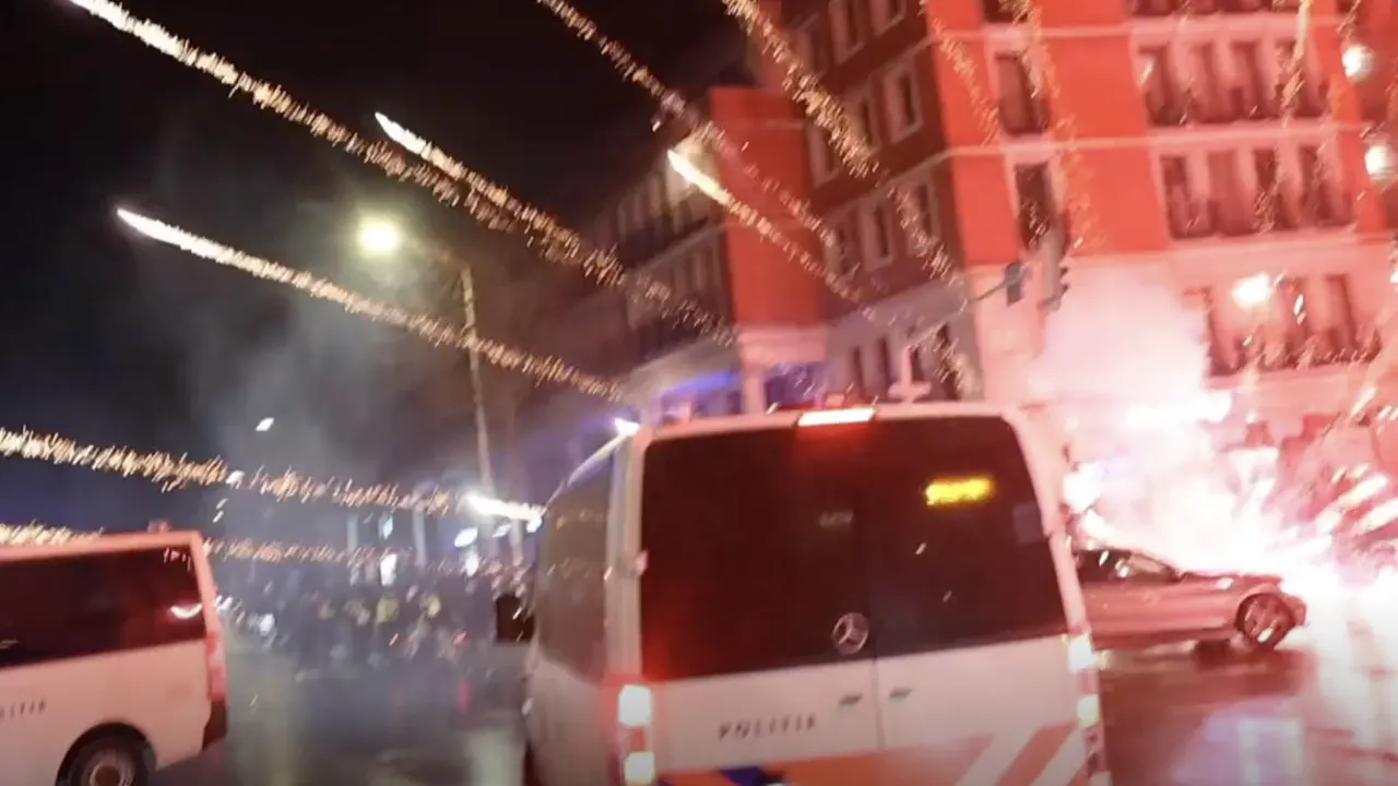 Marokkaanse Nederlanders vieren feest, maar ook onrust: agenten bekogeld met vuurwerk