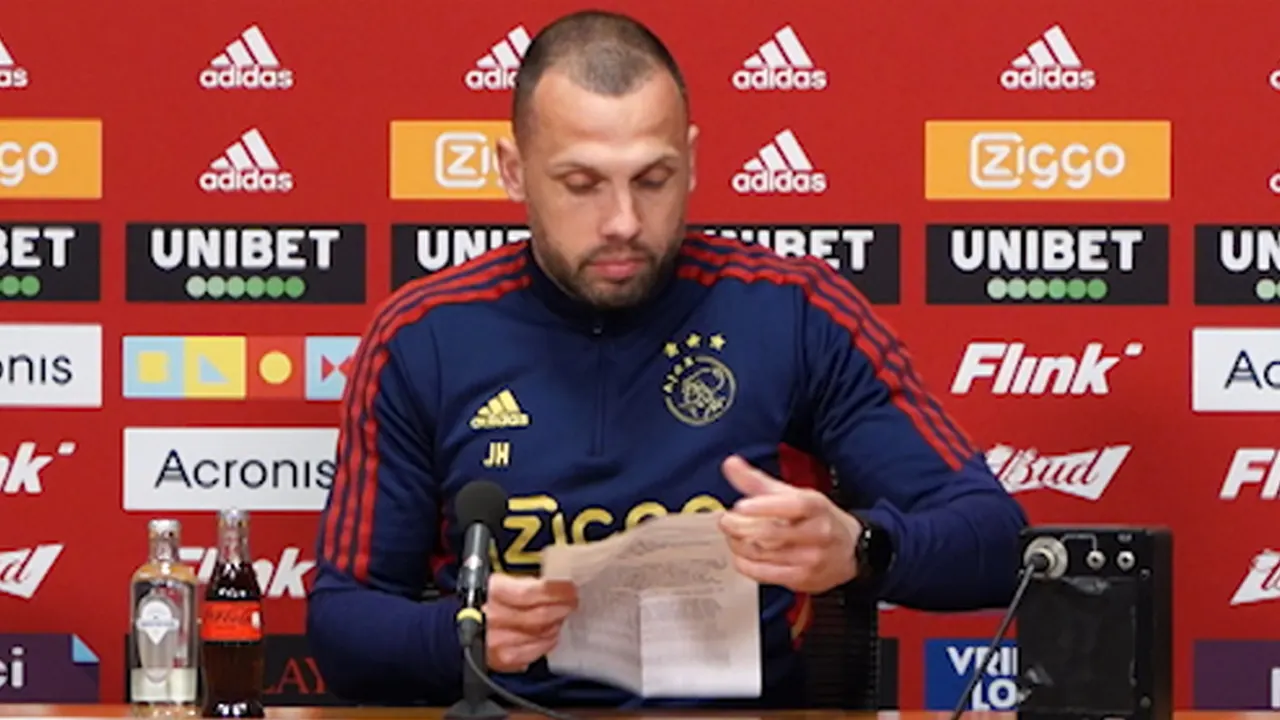 John Heitinga neemt A4'tje mee naar de persconferentie: 'Jij bereidt je vragen voor, ik mijn antwoorden'